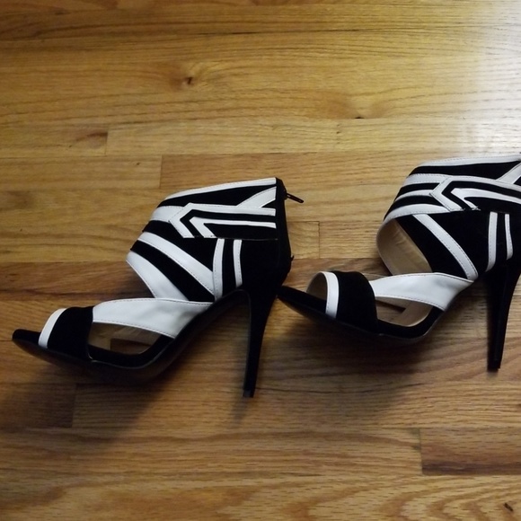 **SOLD** OFFSITE* Black and white heels - Picture 3 of 6